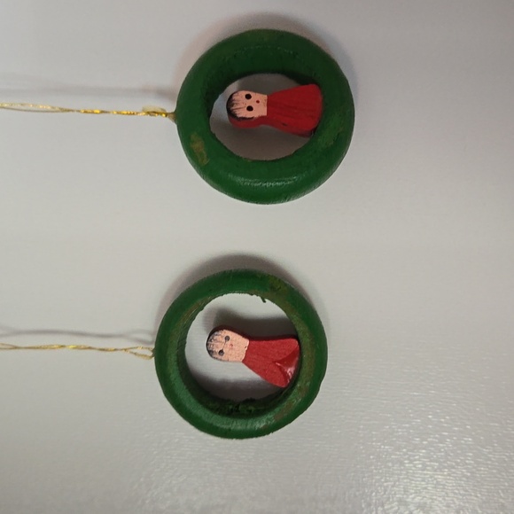 Rare Find. 2 Wooden Wreath green mini vintage ornament - Picture 4 of 5